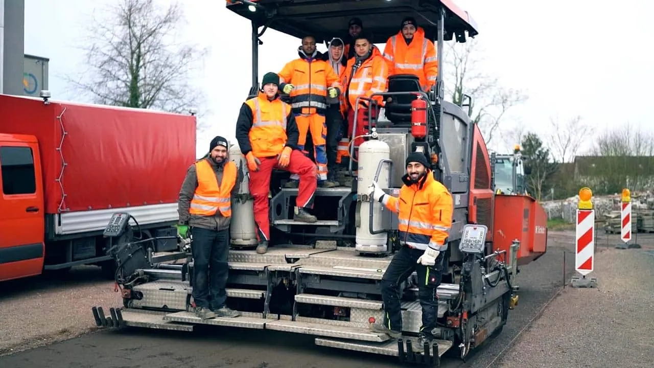 Praktische Ausbildung im Handwerk im Ausbildungszentrum der Bauhandwerksinnung.