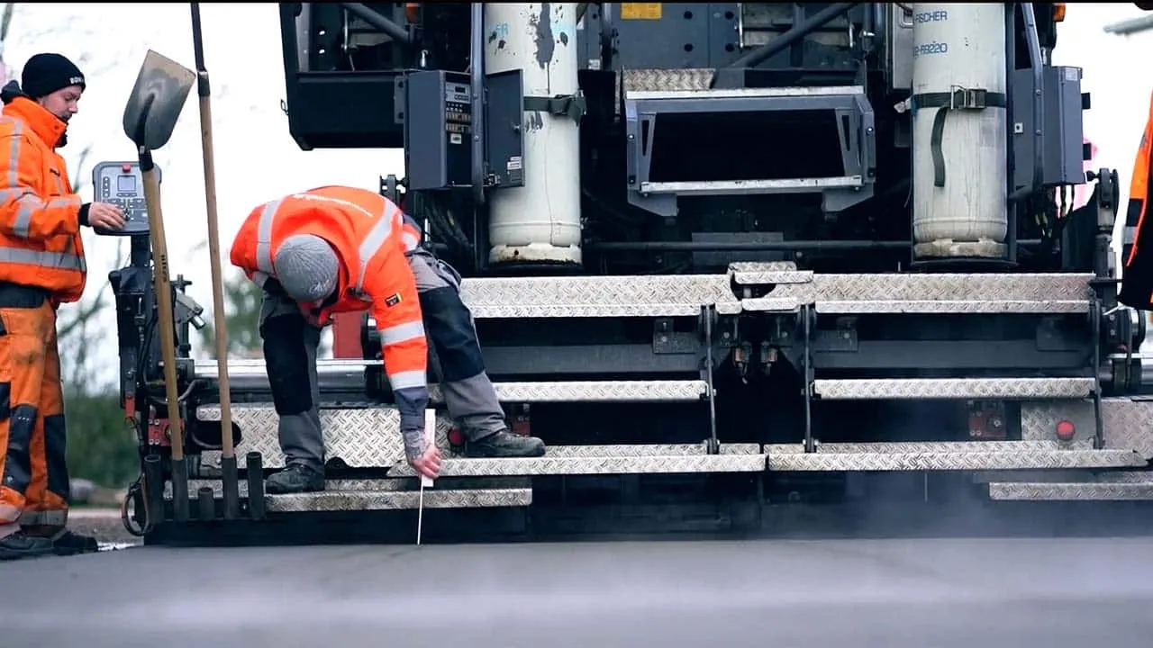 Werkstattszene aus der Bauberufe-Ausbildung im Ausbildungszentrum.
