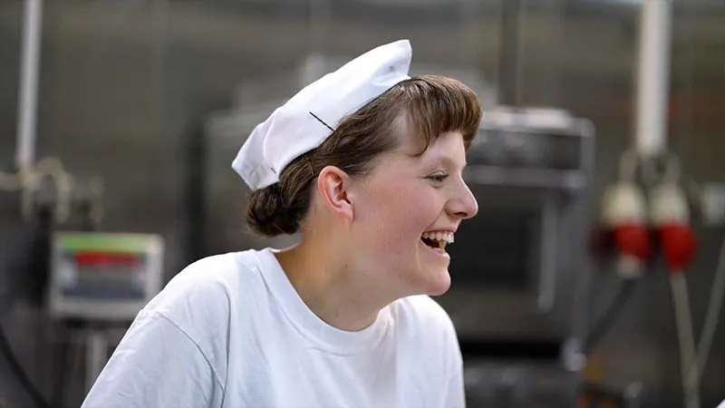Bäckerei Handwerk Teig: Szene aus dem Videoprojekt Recruiting-Video Bäckerei Huth, Ausbildung Handwerk von NEXAS Media