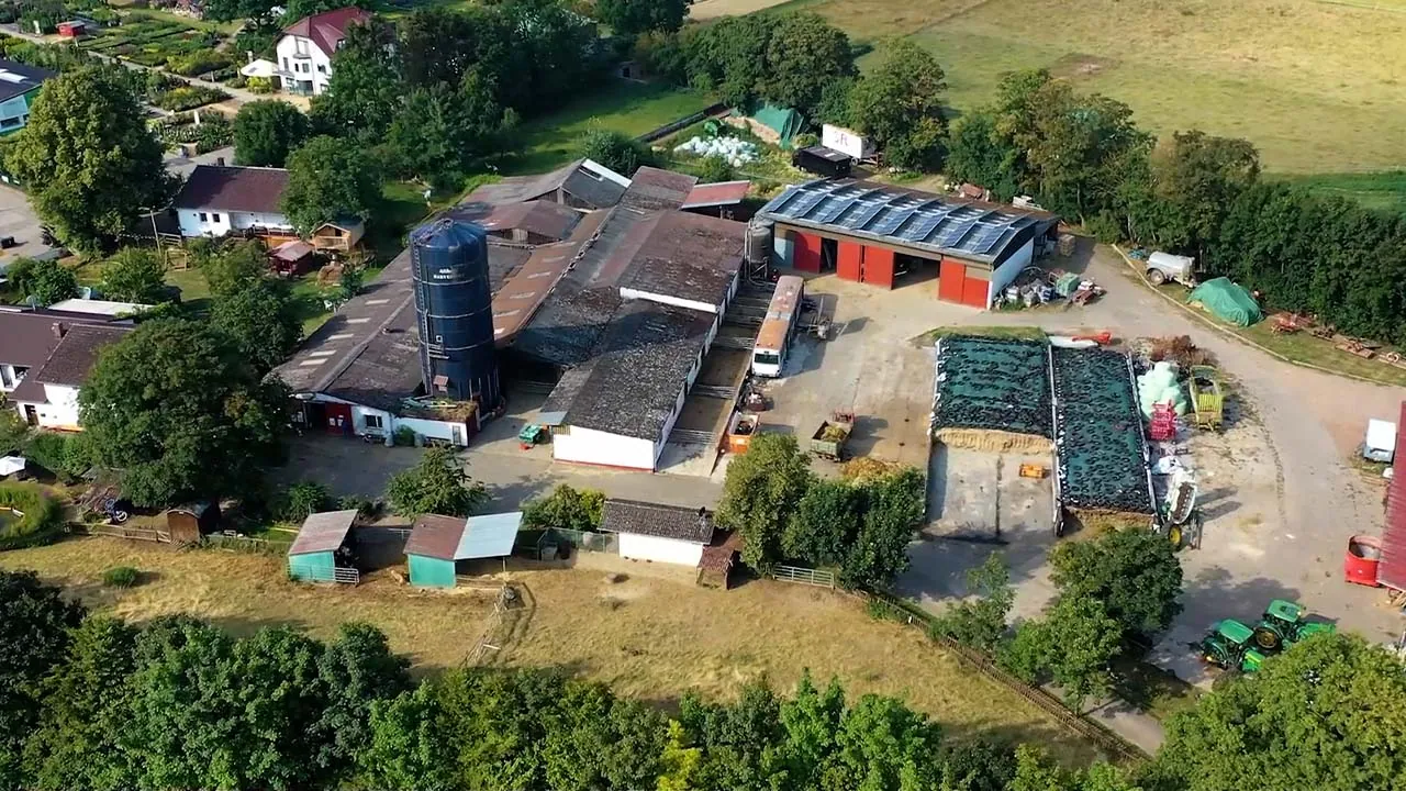 Landwirt Portrait Harvesterhof: Szene aus dem Videoprojekt Imagefilm Bäckerei Huth, Rohstoffe aus der Region von NEXAS Media