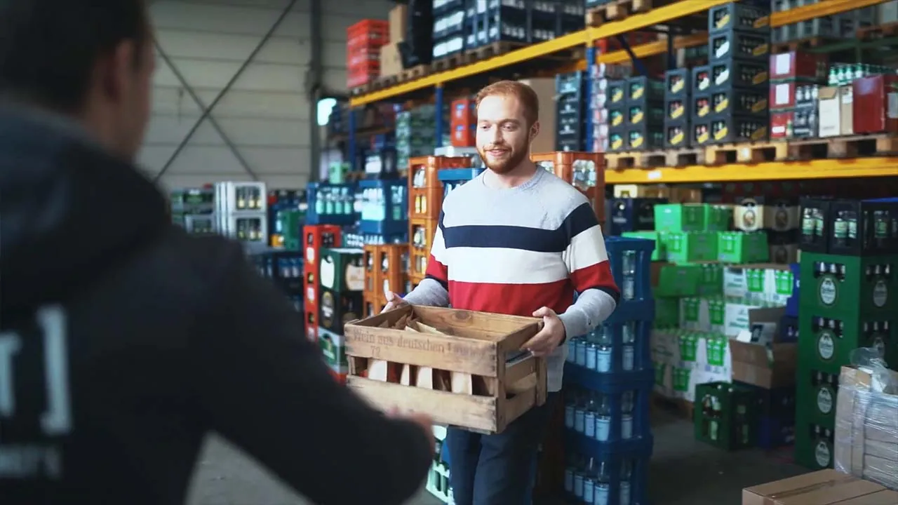 Fahrer Portrait Truck: Szene aus dem Videoprojekt Weihnachts-Truck Getränke Herzberg, Kampagne von NEXAS Media