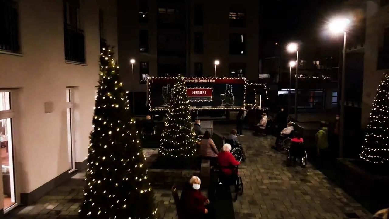 Weihnachtstruck Stimmung: Szene aus dem Videoprojekt Weihnachts-Truck Getränke Herzberg, Kampagne von NEXAS Media