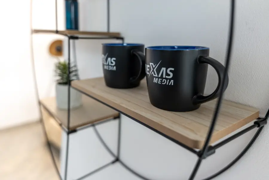 NEXAS-Media-Tassen im Büro der Agentur in Idstein