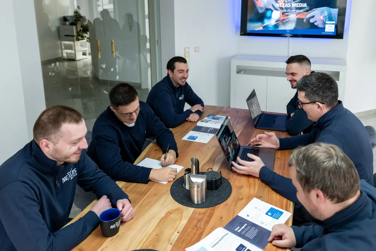Strategie-Meeting bei NEXAS Media: Kampagnenplanung am Konferenztisch
